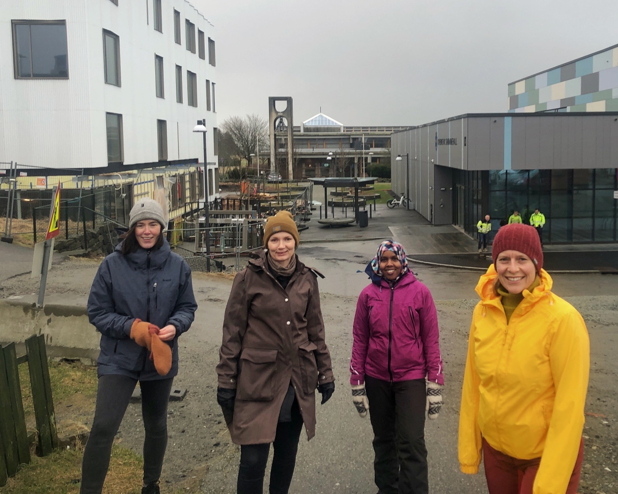 Line Møllerop, Nadia Remen Svendsen, Ayan Jama og Christel Dahl er noen av de som har jobbet med å kartlegge sosial bærekraft i Kvernevik. (Foto: Sigrun Sætrevik)