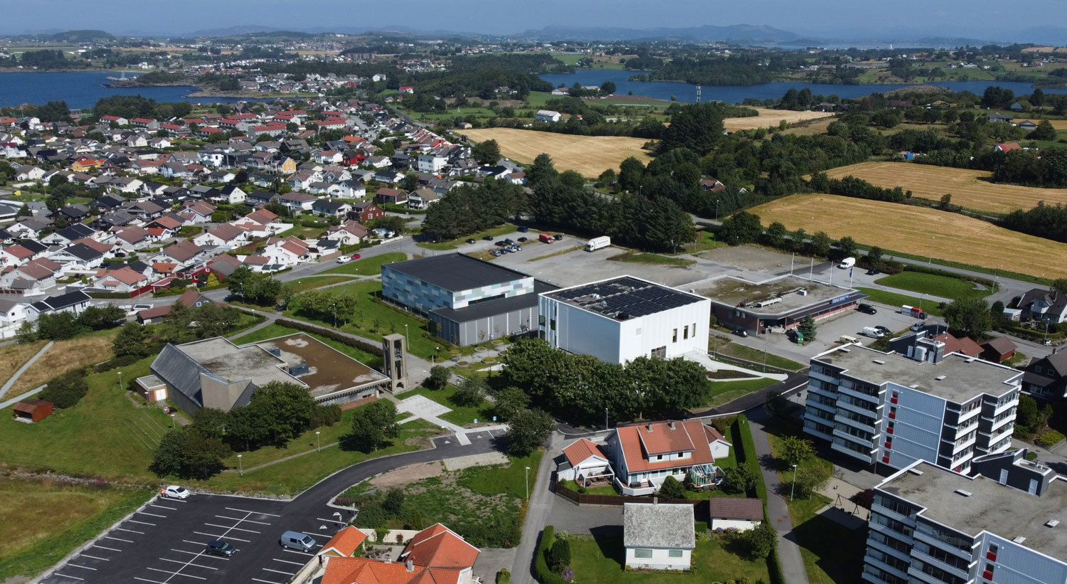 Kvernevik, med svømmehallen og det nye bydelshuset midt i bildet.