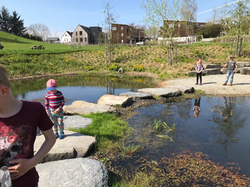 Dammen i Emmaus tar seg av overvannet og samler insekter, fugler og barn i alle aldre. Dammen i Emmaus tar seg av overvannet og samler insekter, fugler og barn i alle aldre.