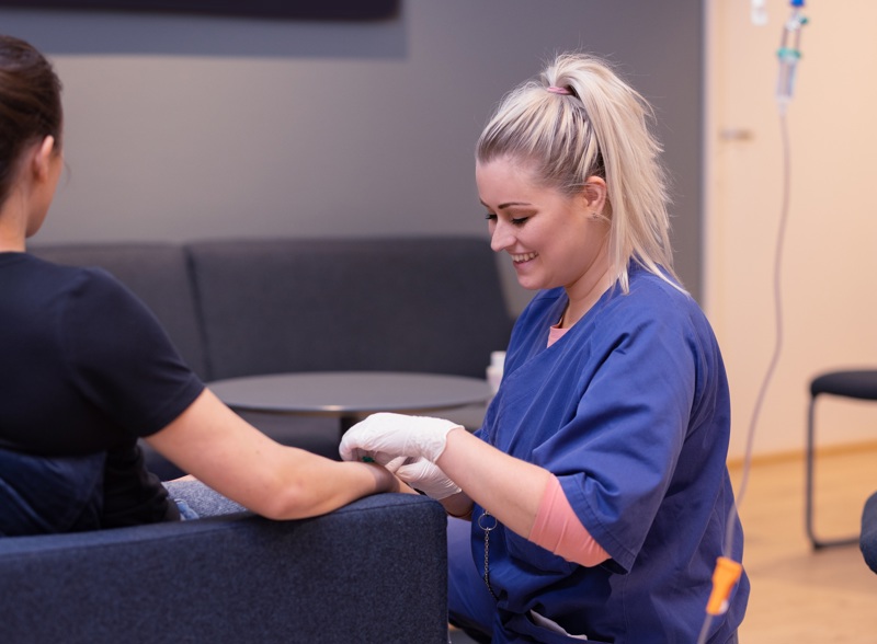 Sykepleier setter sprøyte