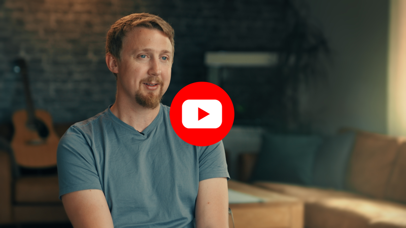 Portrett av Fredrik med startknapp for film