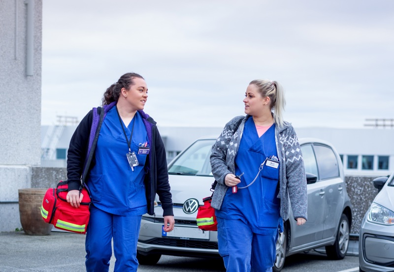 To sykepleiere på vei tilbake fra oppdrag