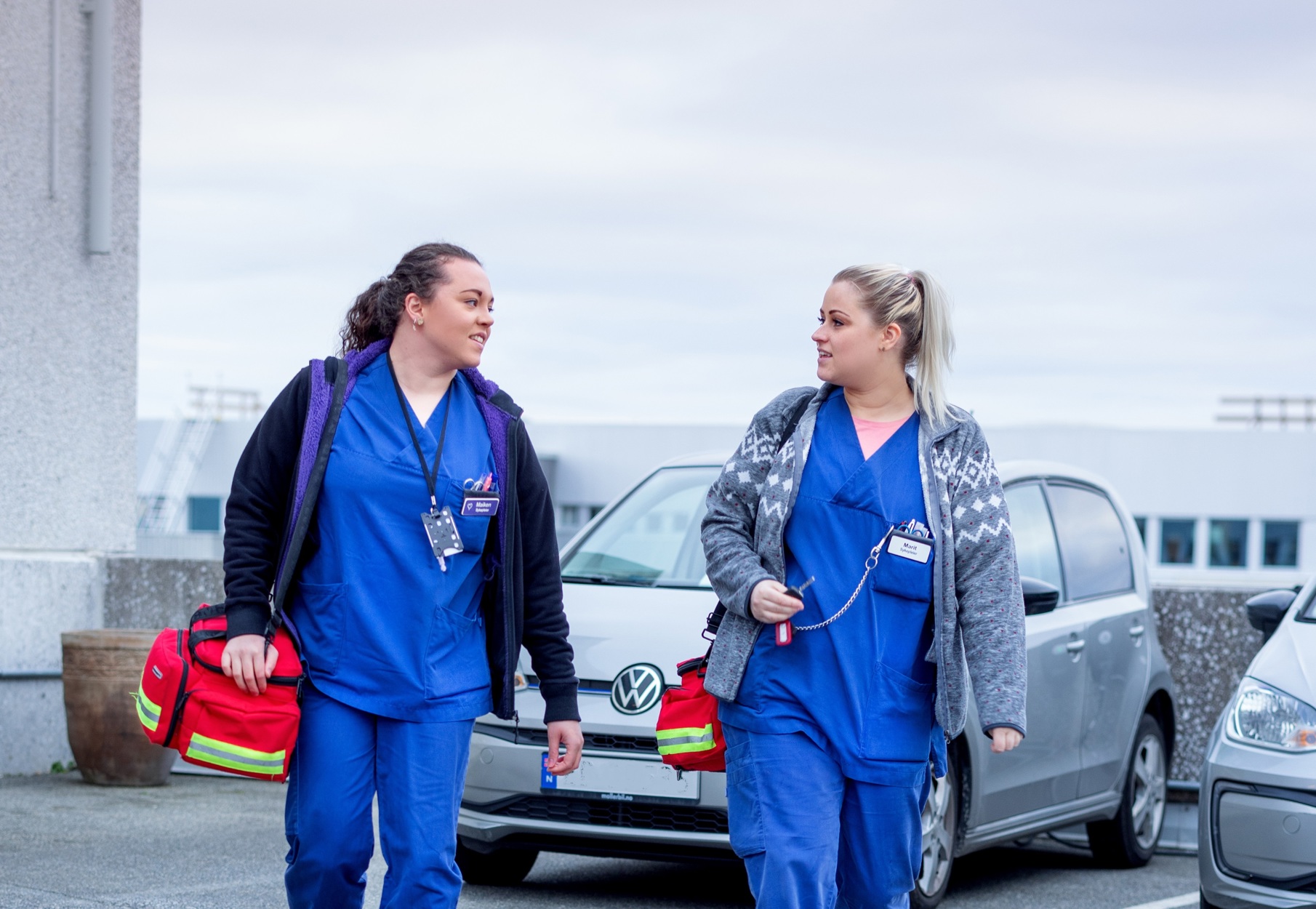 To sykepleiere på vei tilbake fra oppdrag