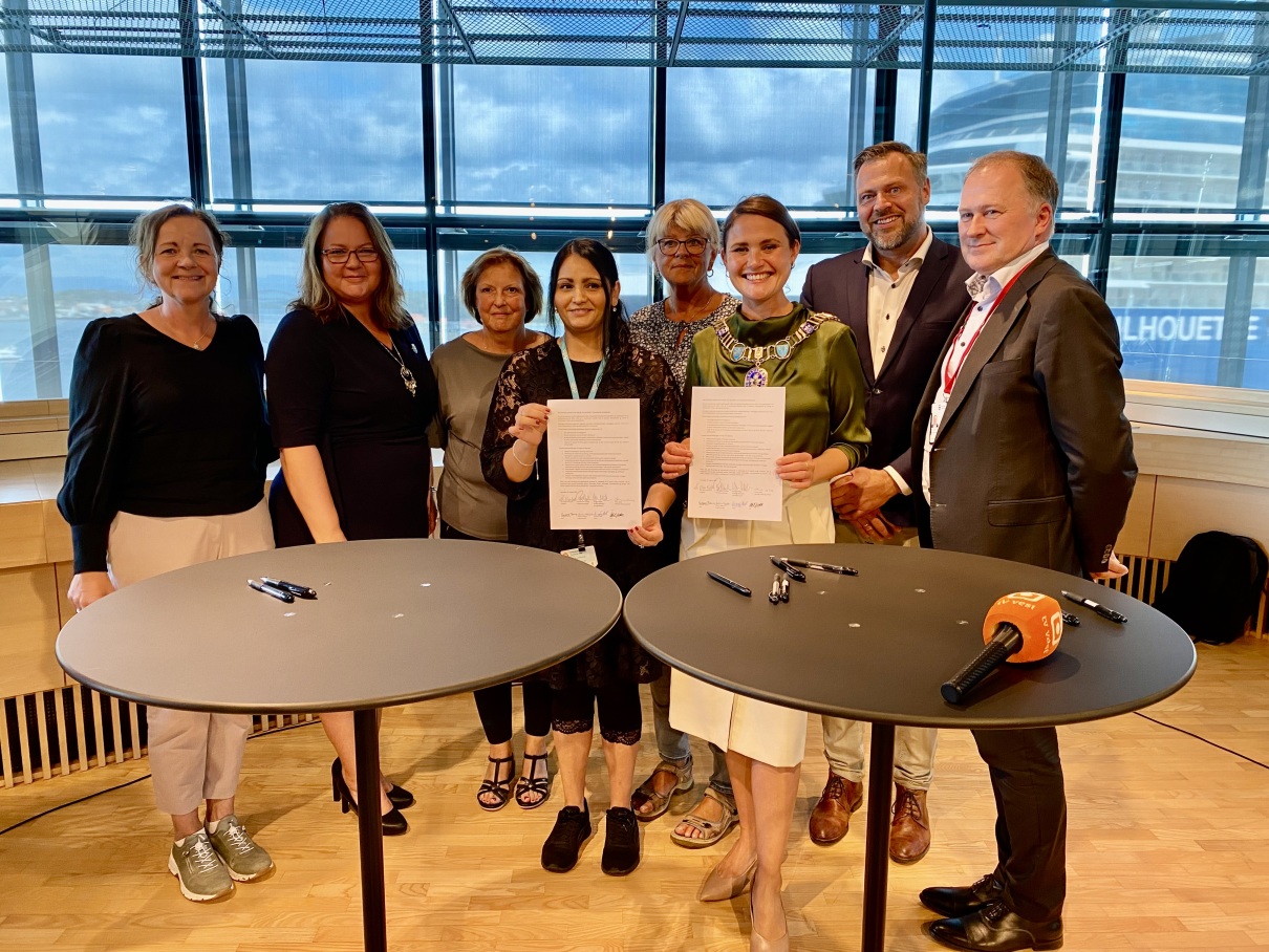 Signering av heltidserklæring mellom ordfører og partene i Stavanger kommune