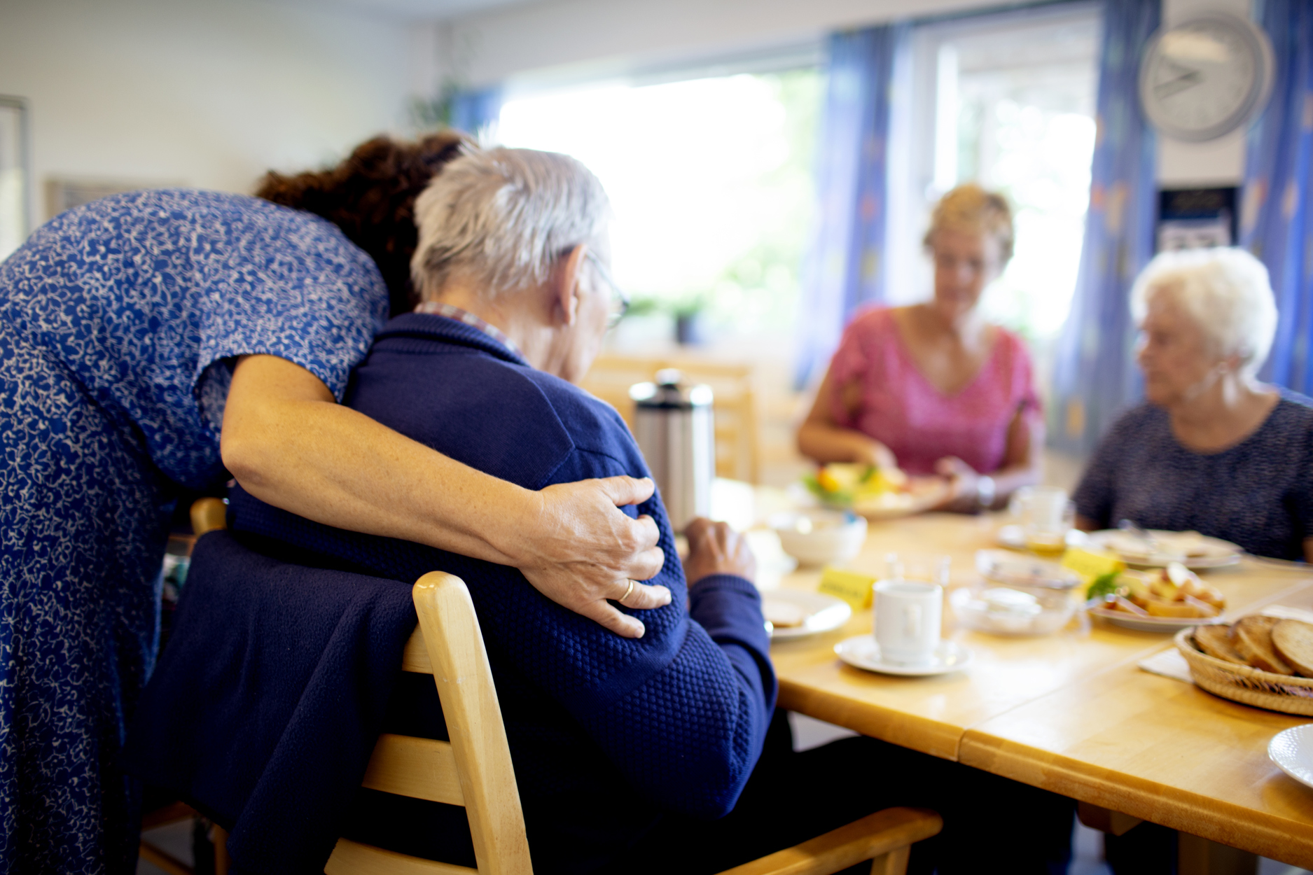 En pleier gir en beboer en klem