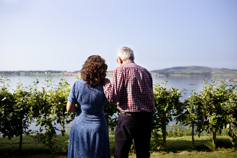 To personer ser utover sjøen