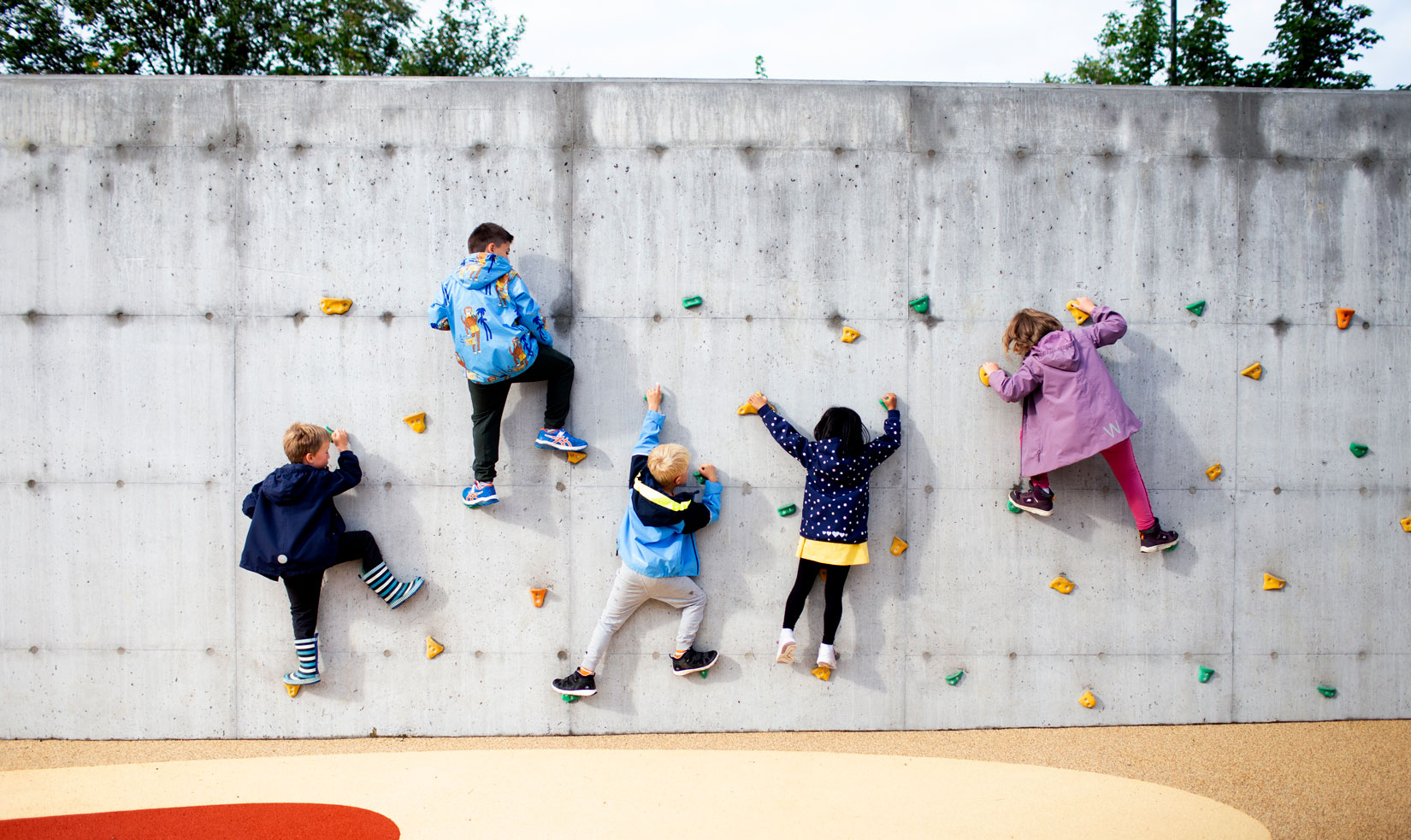 Skolebarn som klatrer på en skoleveg. 