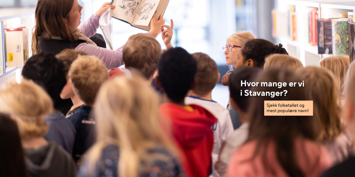 Skoleelever på biblioteket. Teksten: Hvor mange er vi i Stavanger, og lenke til statistikk om befolkningen.