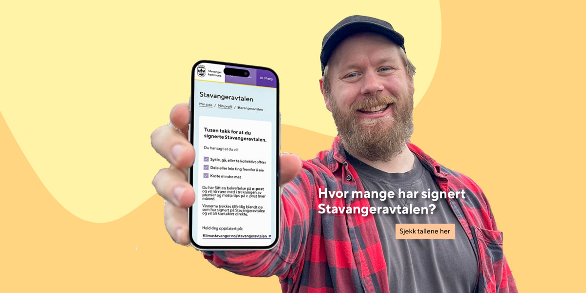 Mann holder opp en mobil som viser utfylt Stavangeravtale, der han bl.a. forplikter seg til å sykle mer og kaste mindre mat.