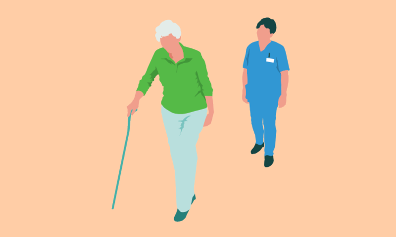 En sykepleier bak en senior med stokk. 
