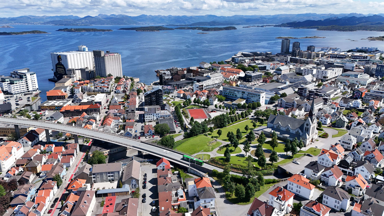 Stavanger har siden tidlig på 2000-tallet vært pilotkommune når det gjelder kartlegging av levekår på lavt geografisk nivå. Dronefoto over Storhaug med St. Johannes kirke