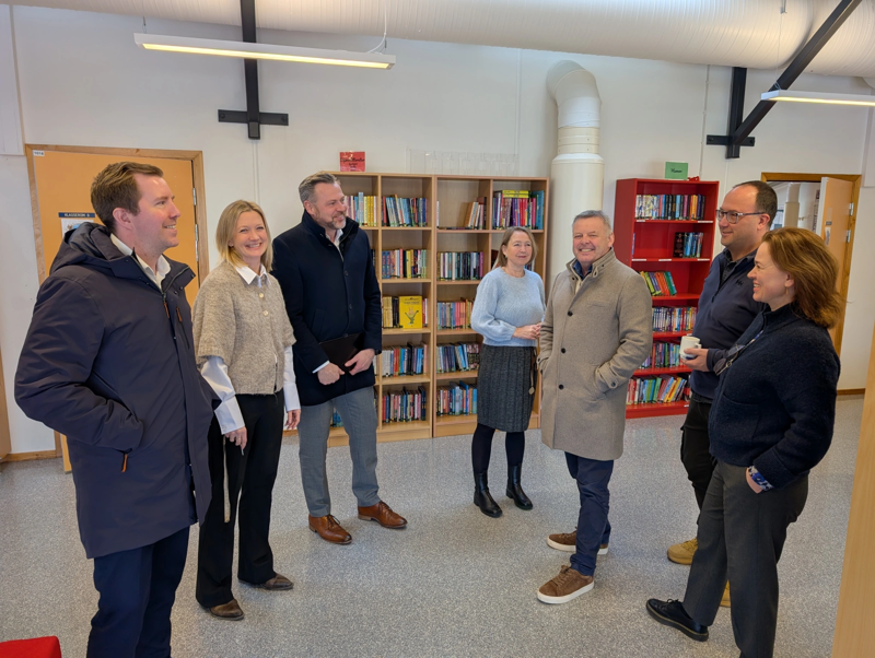 Mosterøy skole er en av kommunens virksomheter som har lavt sykefravær. Fra venstre: Ordførar Tormod W. Losnedal, rektor Bente Søvik, kommunedirektør Kjartan C. Møller, Trude Edland i administrasjonen, varaordfører Henrik Halleland, SFO-leder Morten Danielsen og avdelingsleder Irene L Salthe.