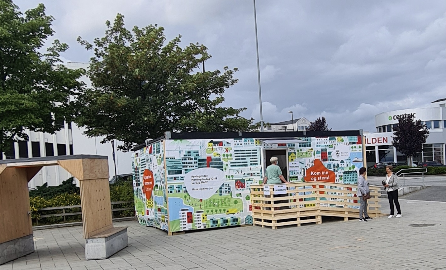 Valgbrakken på Hillevåg torg, ved Kilden. Valgbrakken på Hillevåg torg.