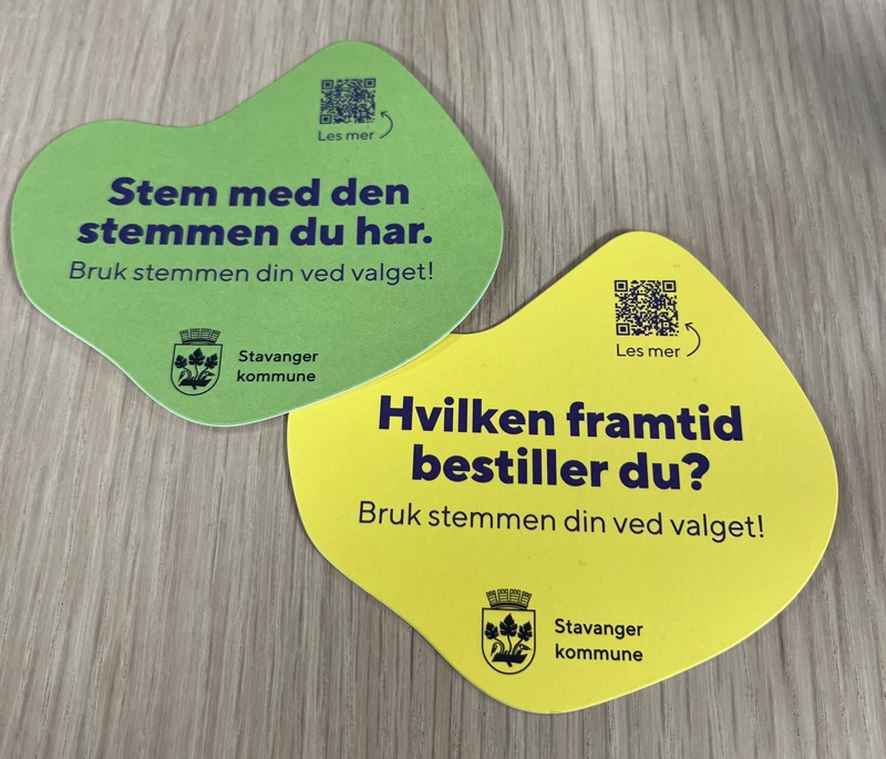 Disse brikkene ble lagt ut på byens utesteder i forbindelse med valget 2023. 