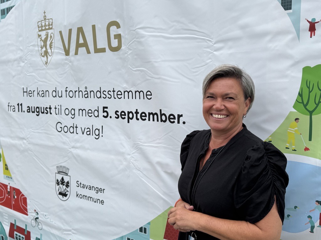 Martha Rødde er valgansvarlig i Stavanger kommune. Martha Rødde, valgansvarlig i Stavanger, foran valgbrakken på Torget i Stavanger.