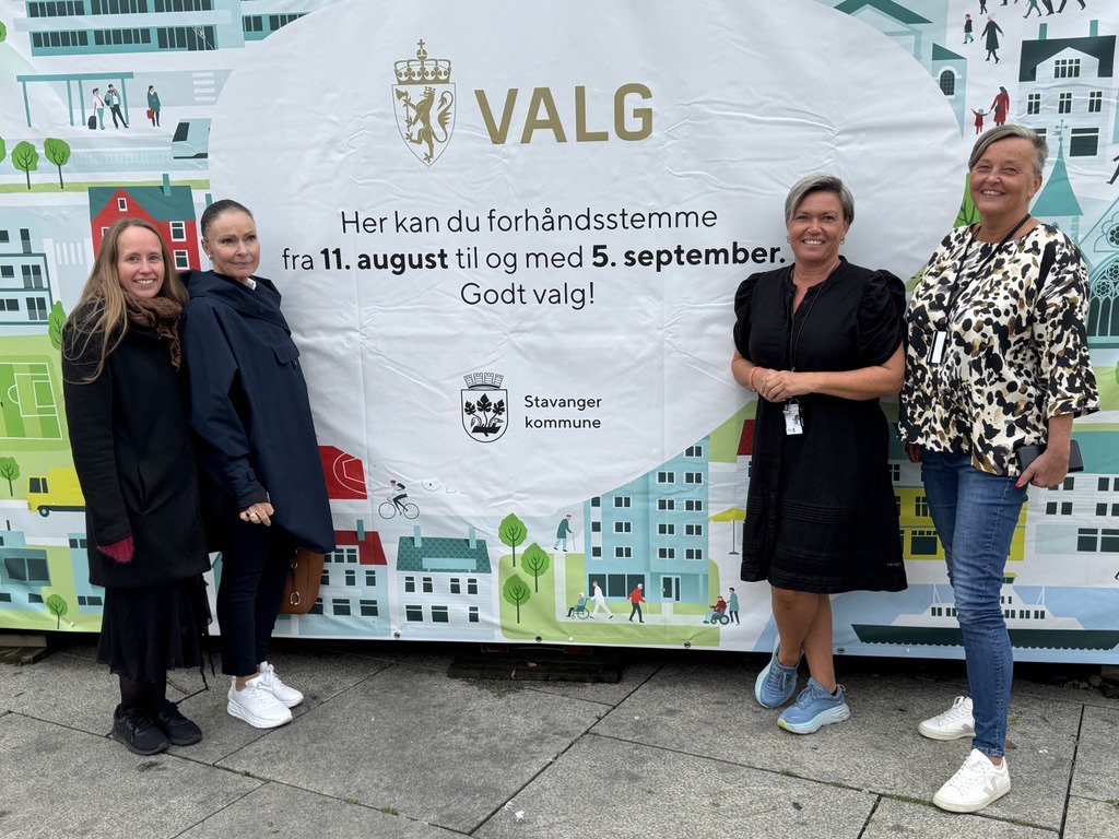 Denne gjengen har ansvaret for å gjennomføre stortingsvalget i Stavanger kommune. Fra venstre: Randi-Merete Lode, Ine-Charlotte H. Aarsund og Martha Rødde. Valgmedarbeidere i Stavanger kommune foran valgbrakken. Fra venstre: Randi-Merete Lode, Ine-Charlotte H. Aarsund og Martha Rødde.