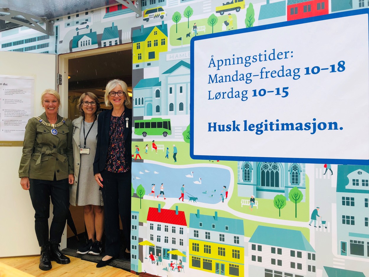 Ordfører Christine Sagen Helgø, valgansvarlig Karen Hirth Thorsen og varaordfører Bjørg Tysdal Moe ønsker velkommen til valgbrakken på Torget i Stavanger. 
