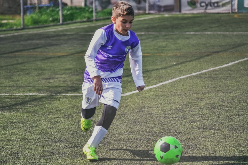 Bilde av gutt som spiller fotball.