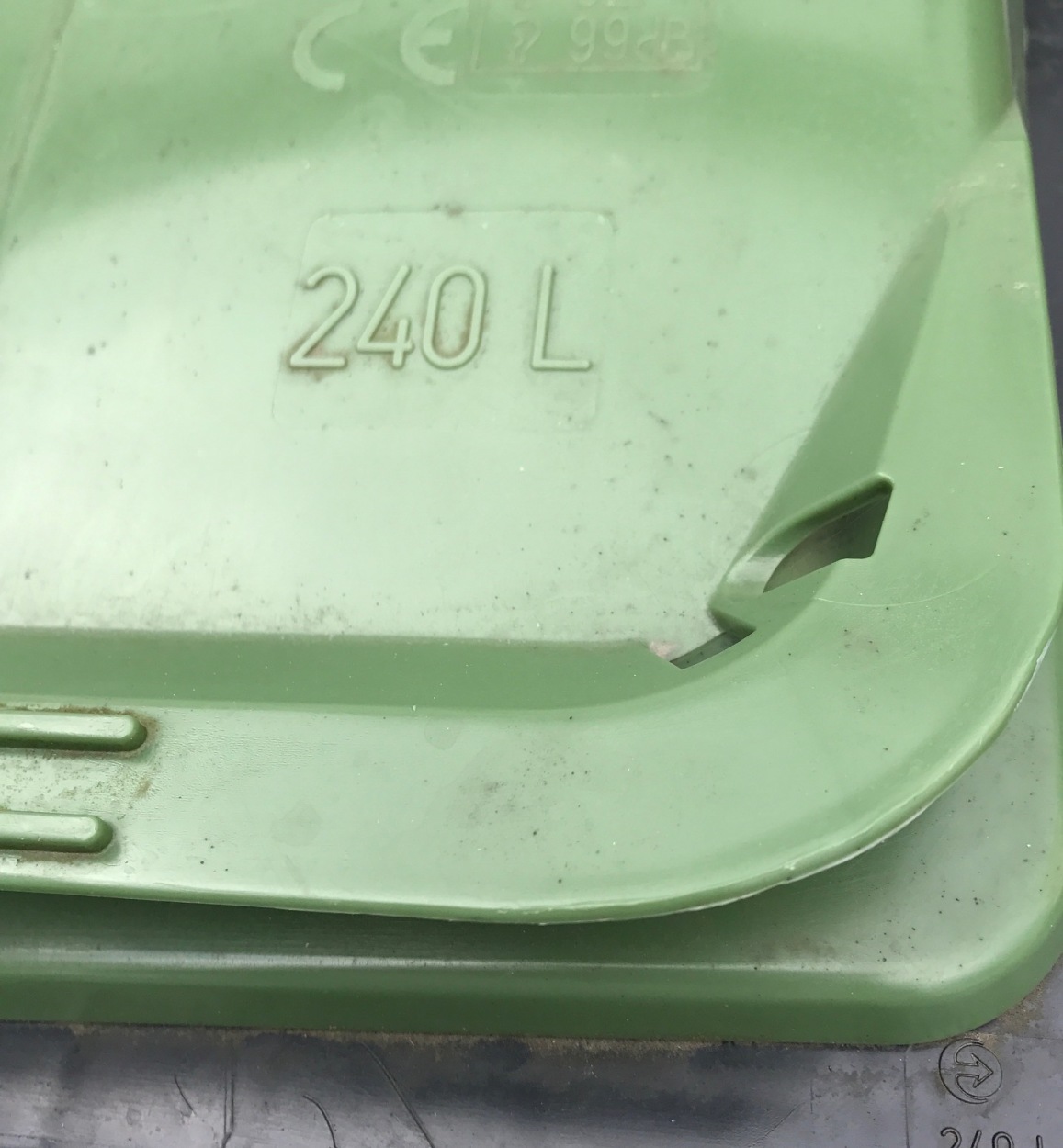 Avfallsbeholderne er merket med antall liter.