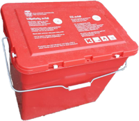 Rød plastbeholder med lokk