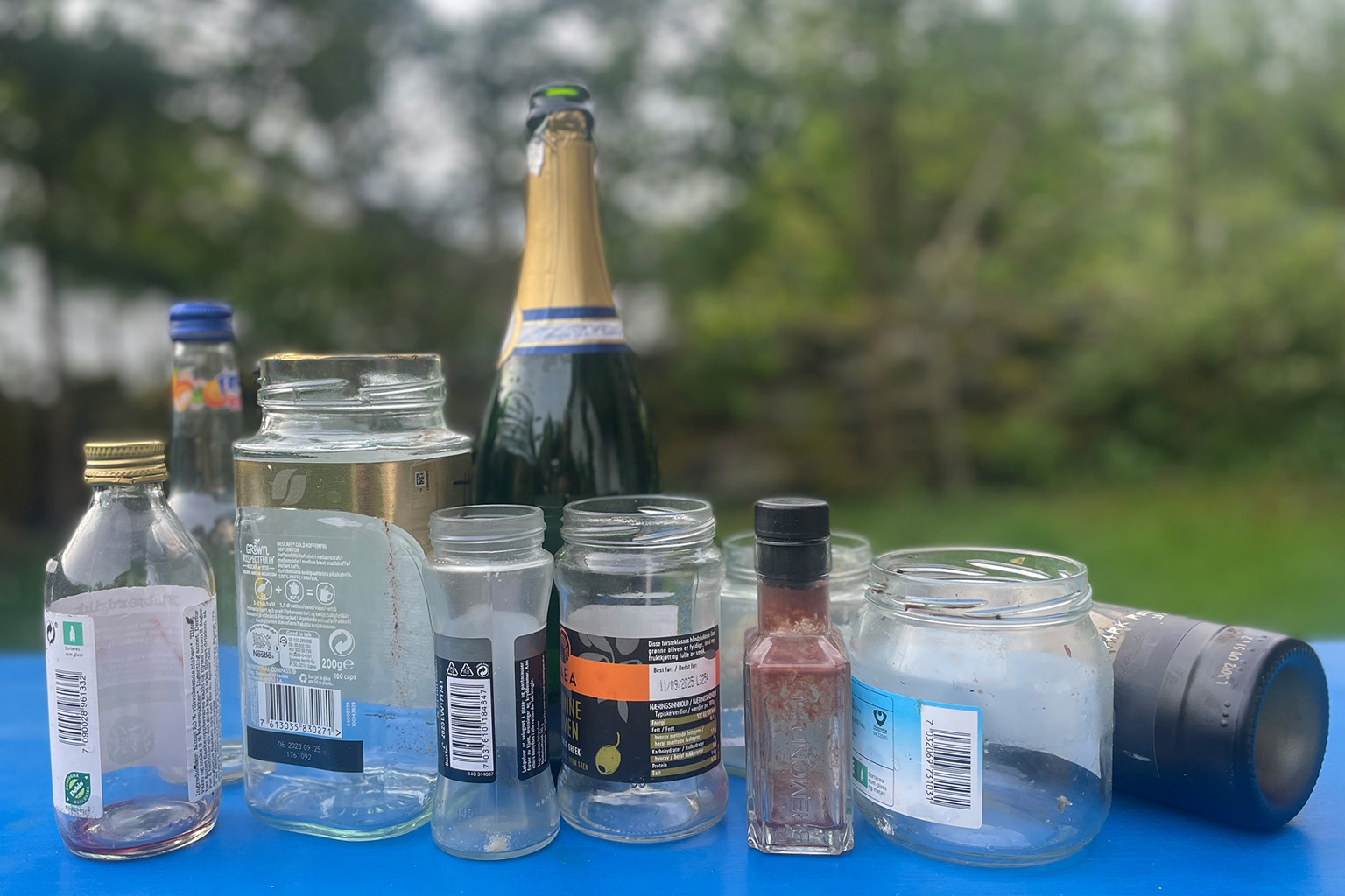 Tomme, rene glassbeholdere og -flasker.