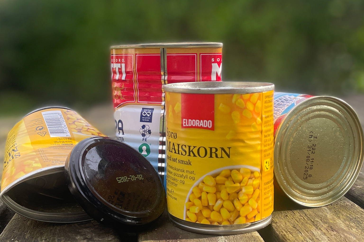 Tomme og rengjorte hermetikkbokser og metall-lokk.