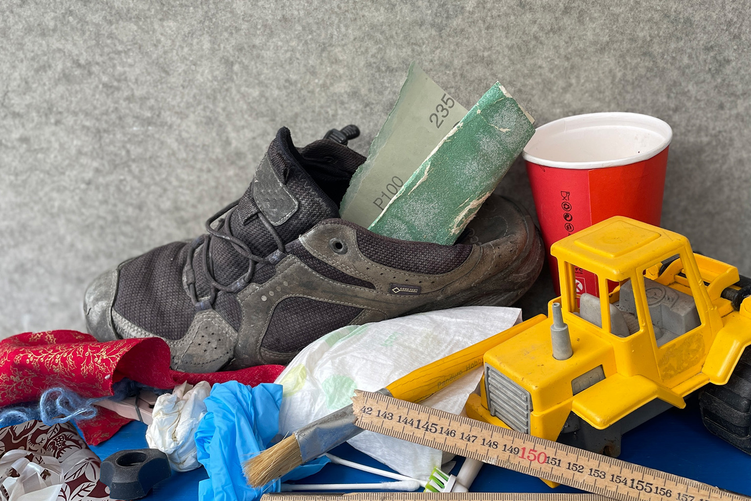 Ødelagt sko, bleie, pensel, gavepapir, q-tips, ødelagt leketøy og annet restavfall.