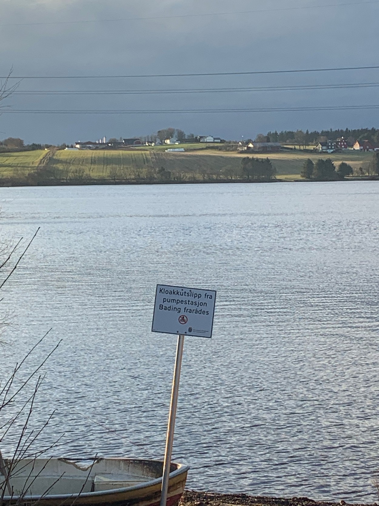 Bilde av et skilt som varsler om kloakkutslipp og at bading frarådes