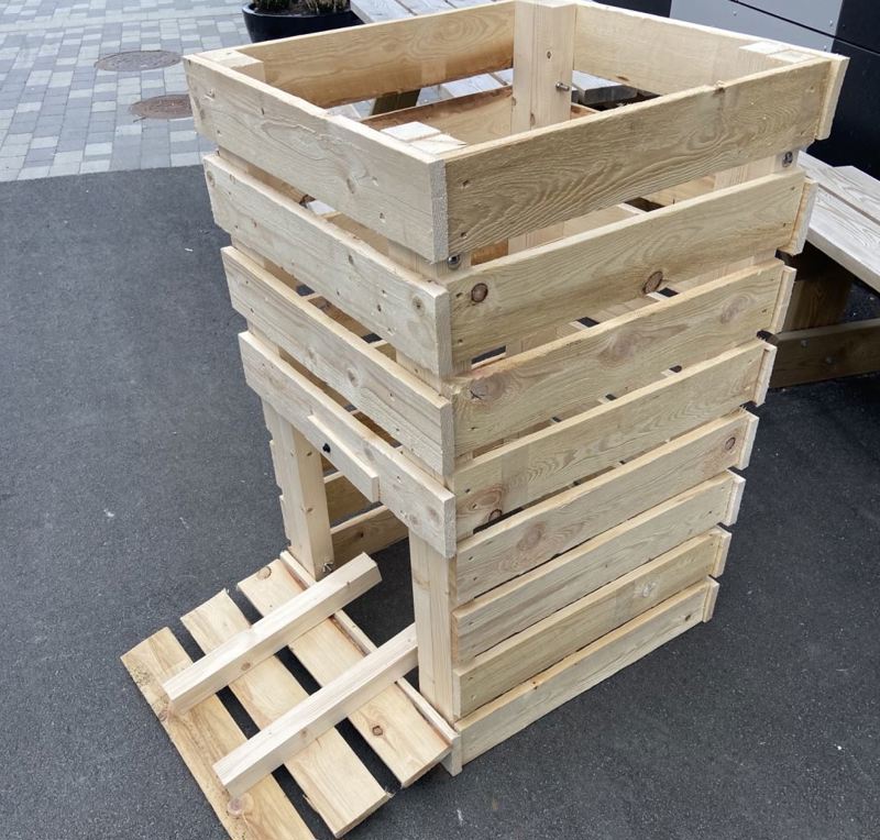 Binge i uimpregnert trevirke, god lufting mellom veggbordene og luke nede, der man tar ut kompostert jord.