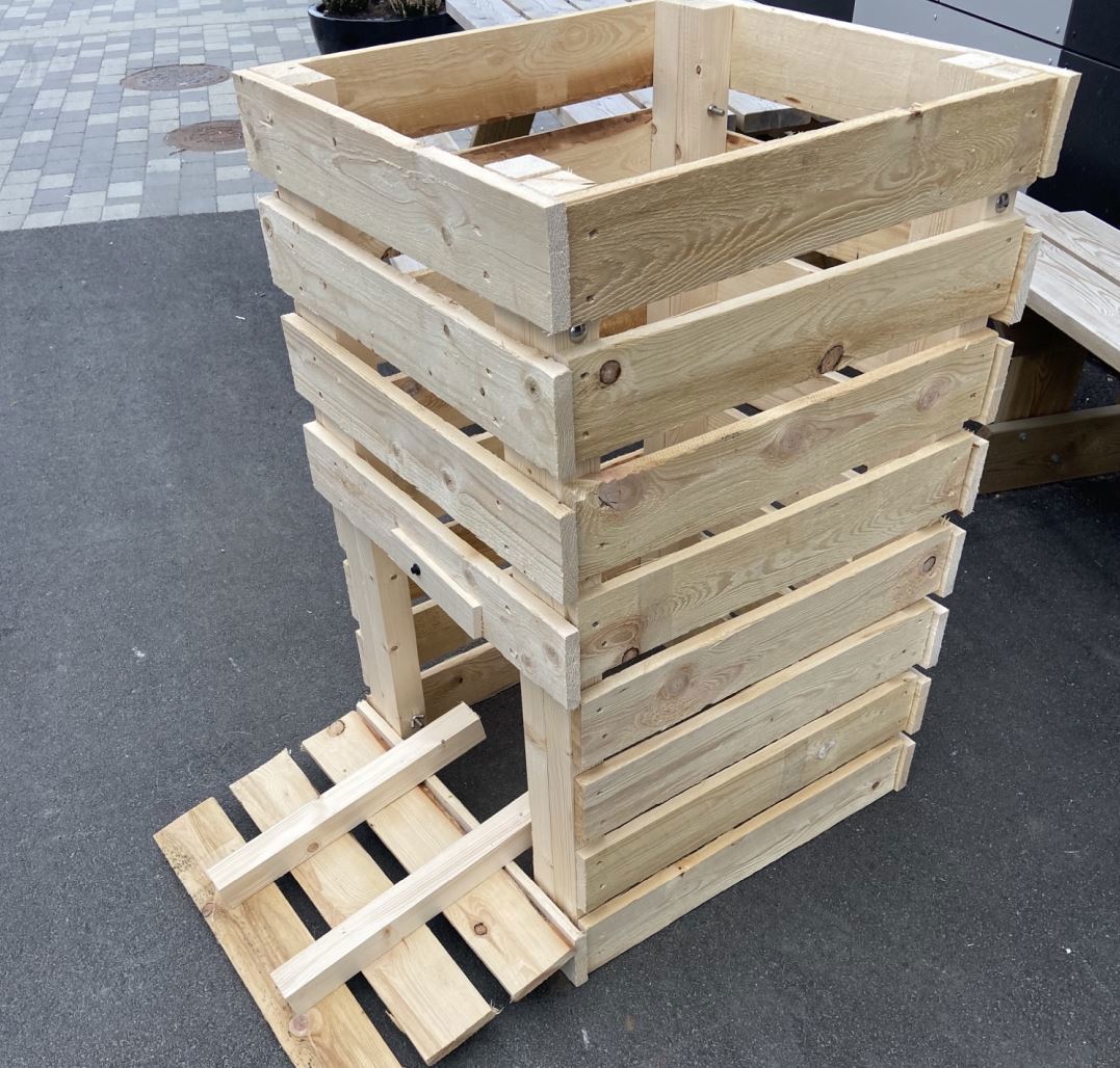 Binge i uimpregnert trevirke, god lufting mellom veggbordene og luke nede, der man tar ut kompostert jord.