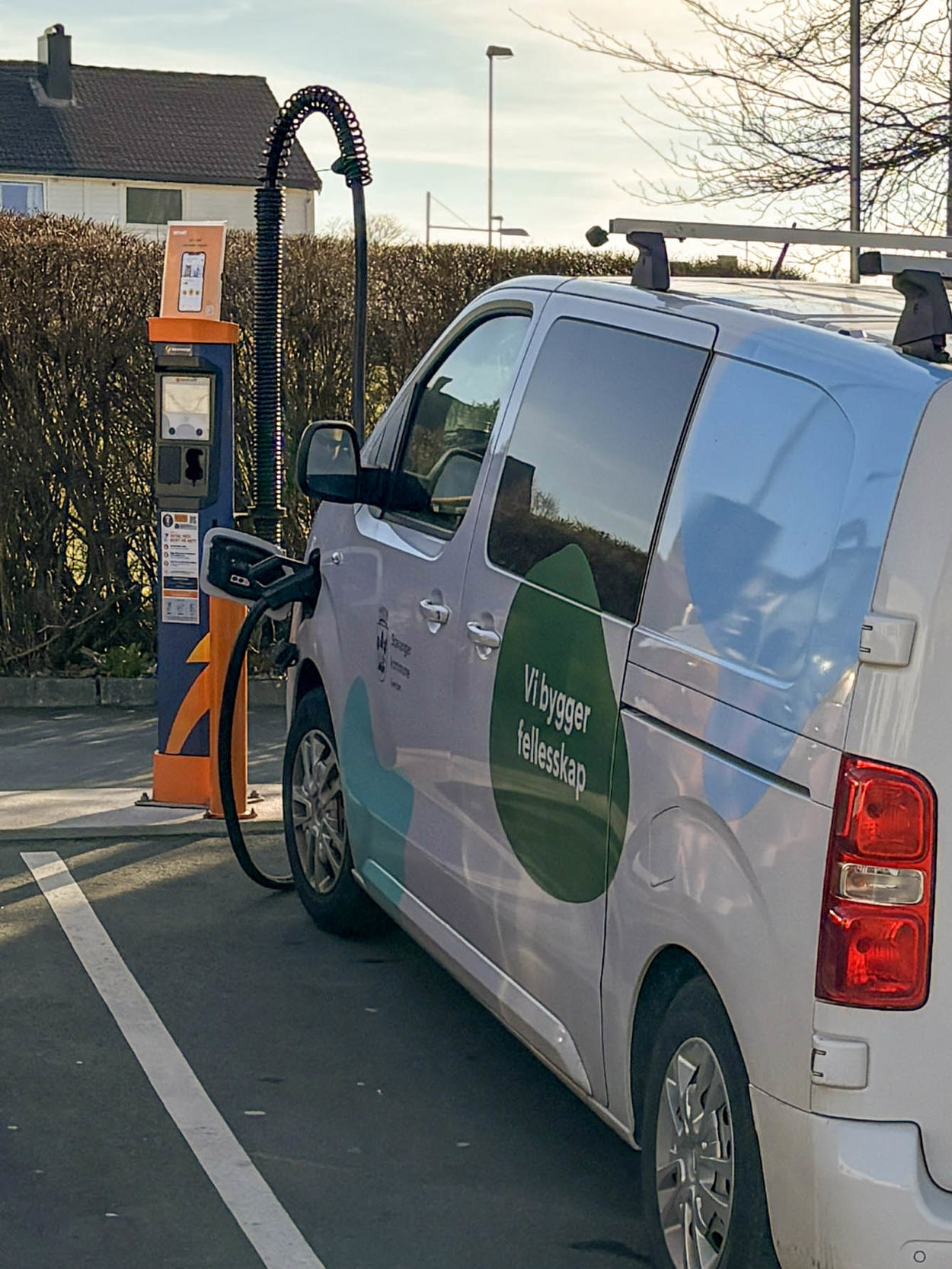 En av kommunens varebiler lader