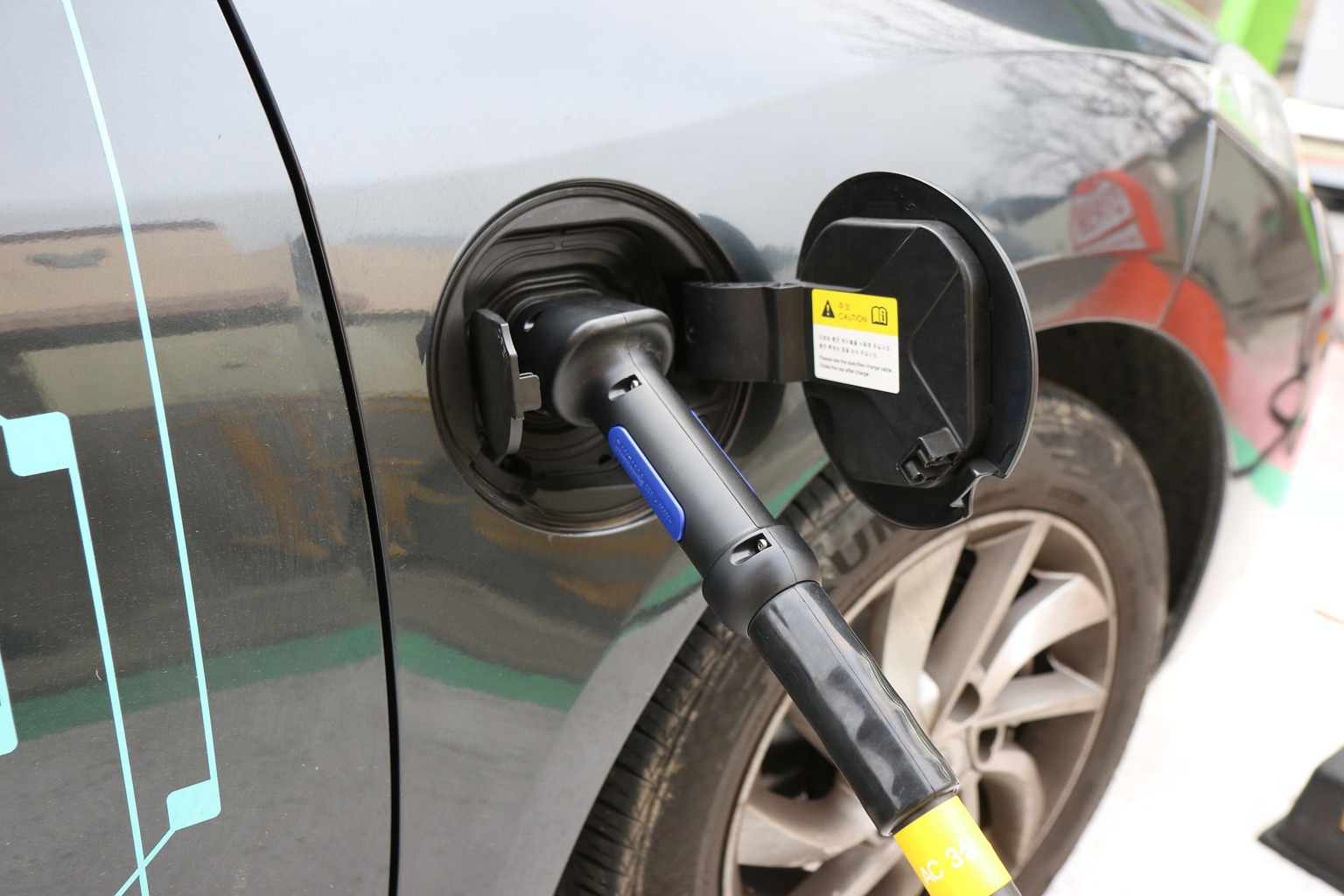 Lading av elektrisk bil. Foto: Pixabay