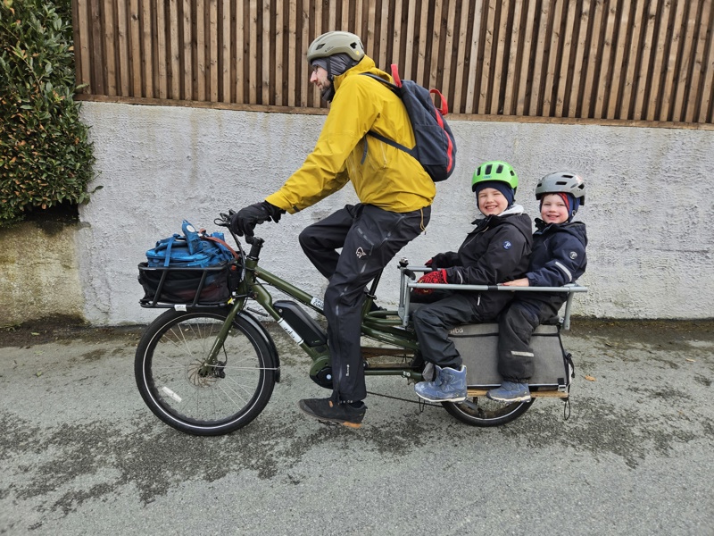 To barn sitter på en el-lastesykkel