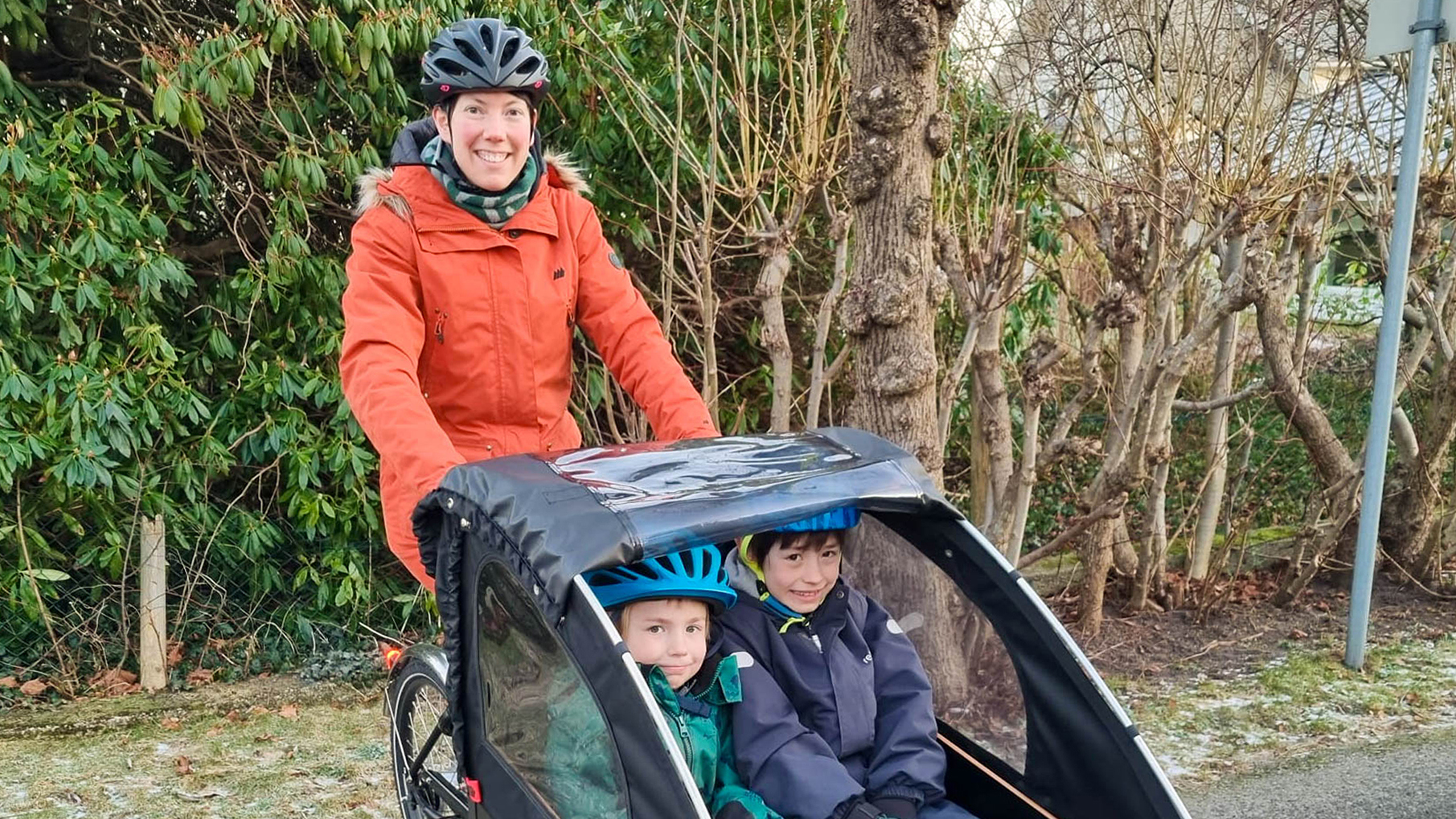 mor og sønner på ellastesykkel