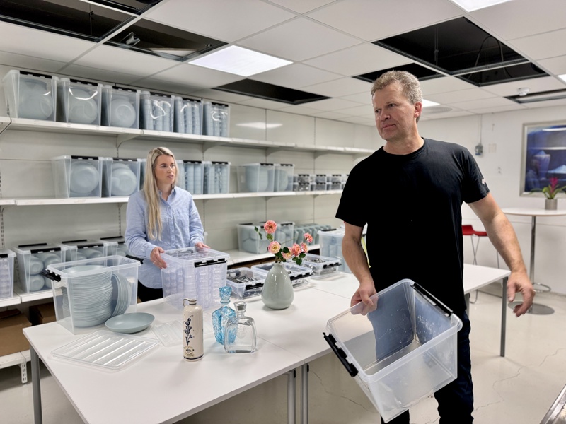 Iselinn Sirevaag, leder for Arbeidstreningssenteret, og Magnar Emil Eggebø, arbeidsleder for Forlatt skatt-prosjektet, pakker kopper og kar bestilt til sommerfest.