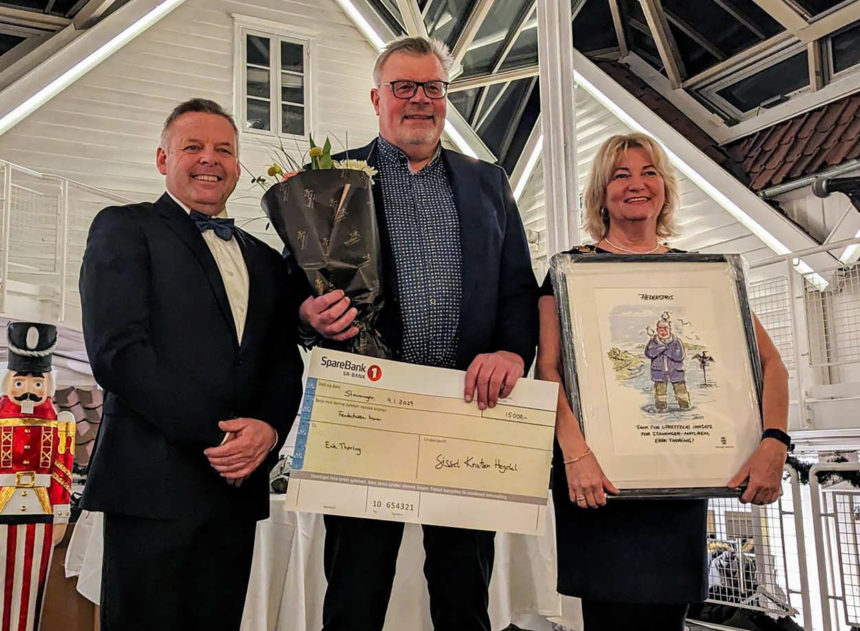 Hederspris til Erik Thoring i midten, sammen med ordfører Sissel Knutsen Hegdal og varaordfører Henrik Halleland i Stavanger kommune.