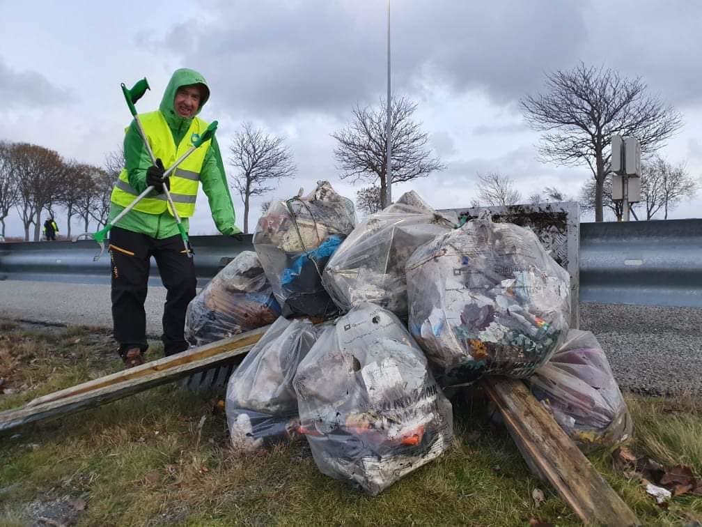 Hogne Kile og Clean Shores plukker flere tonn med søppel hvert år.  Hogne kile plukker søppel en kald og våt høstdag. Foto: Clean Shores 