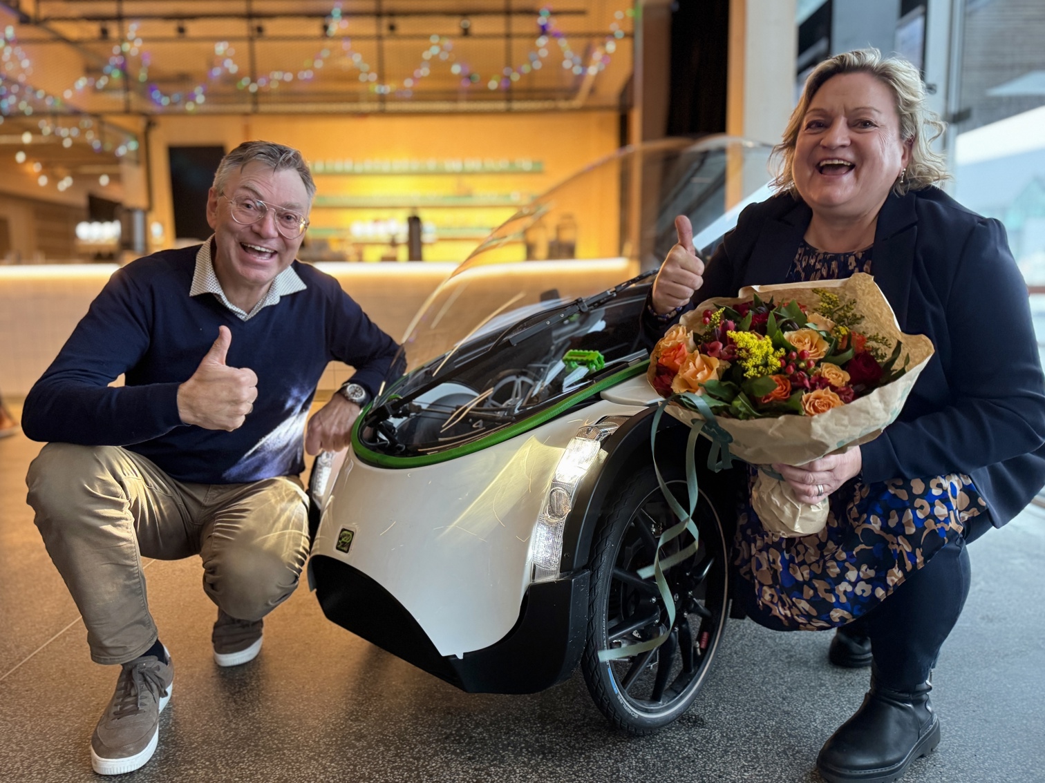 Per Hassel Sørensen og Anne-Lise Heggland sitter på huk ved podbike og jubler.