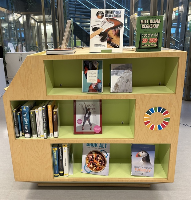 En permanent bokøy i 3. etasje på Sølvberget med temaet bærekraft.