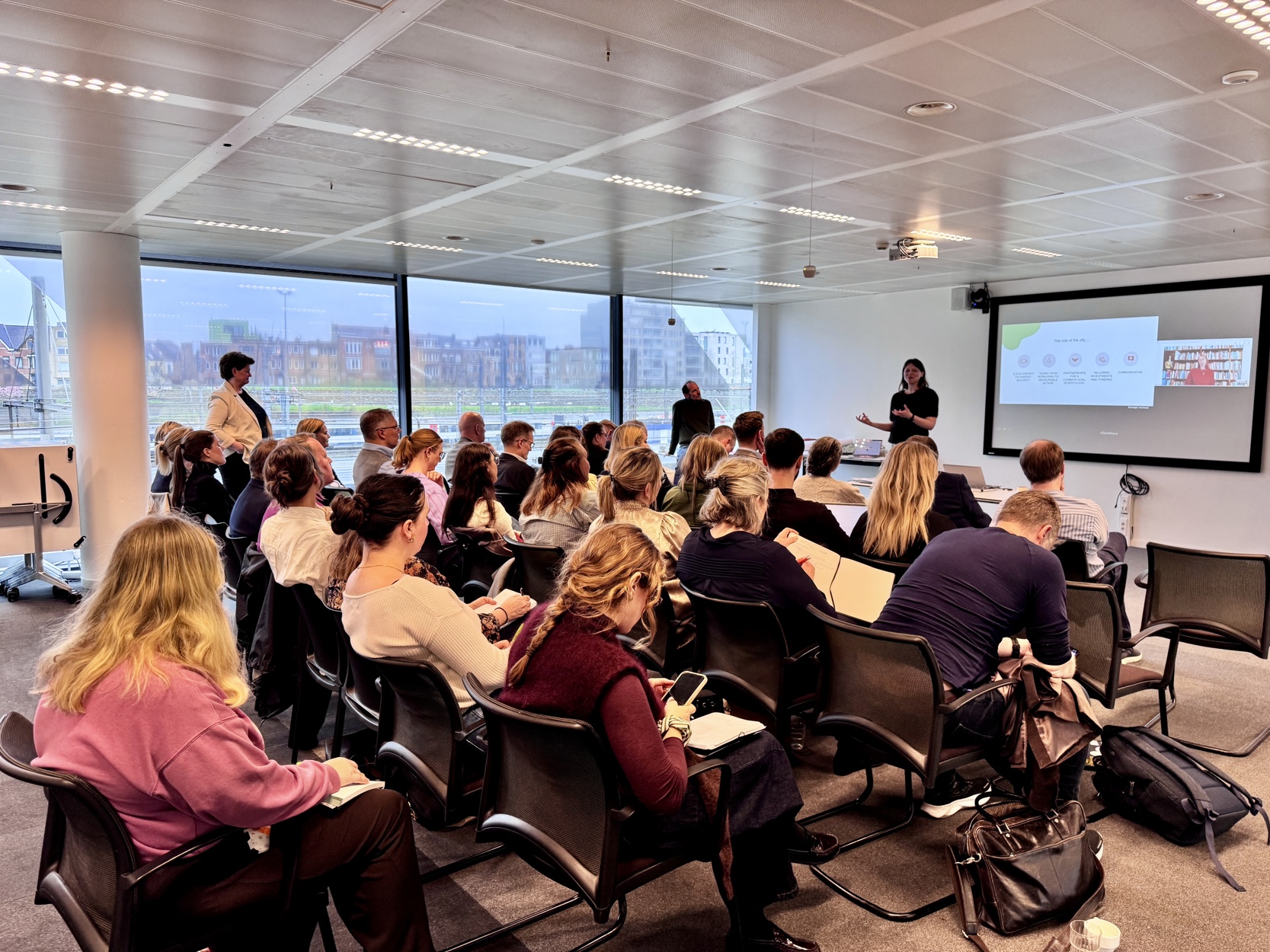 I Leuven: Helene Gram og Anna K. Enerstvedt forteller om Stavangers Mission-arbeid.