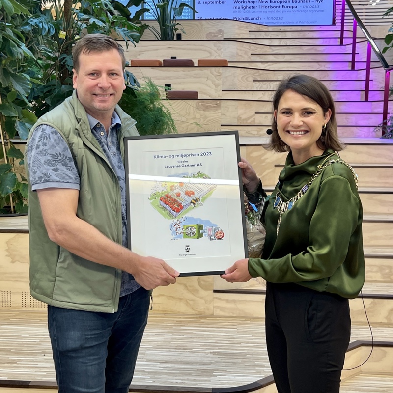 Klima- og miljøprisvinneren 2023, Jan Terje Vignes. Ordfører Kari Nessa Nordtun delte ut prisen.