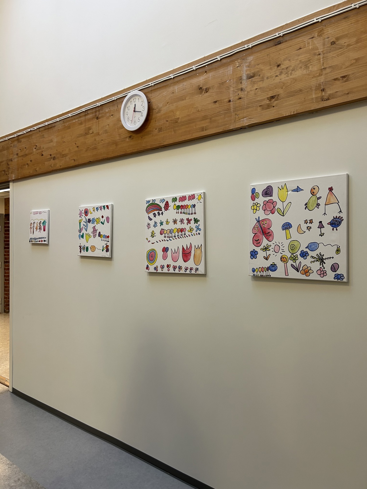 Fire fargerike bilder henger på en hvit vegg