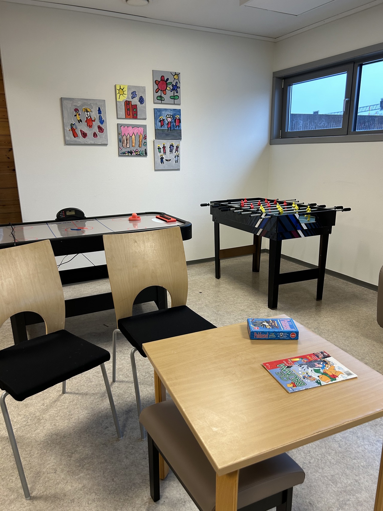 Et rom med airhockeybord og fotballbord kjøpt brukt