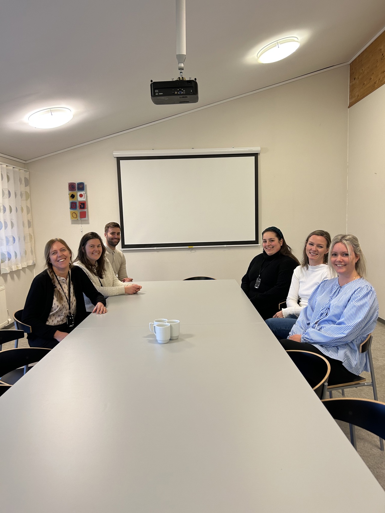 Miljøvernsjef, ansatte fra ombrukslageret og fra Bekkefaret aktivitetssenter sitter på et møterom