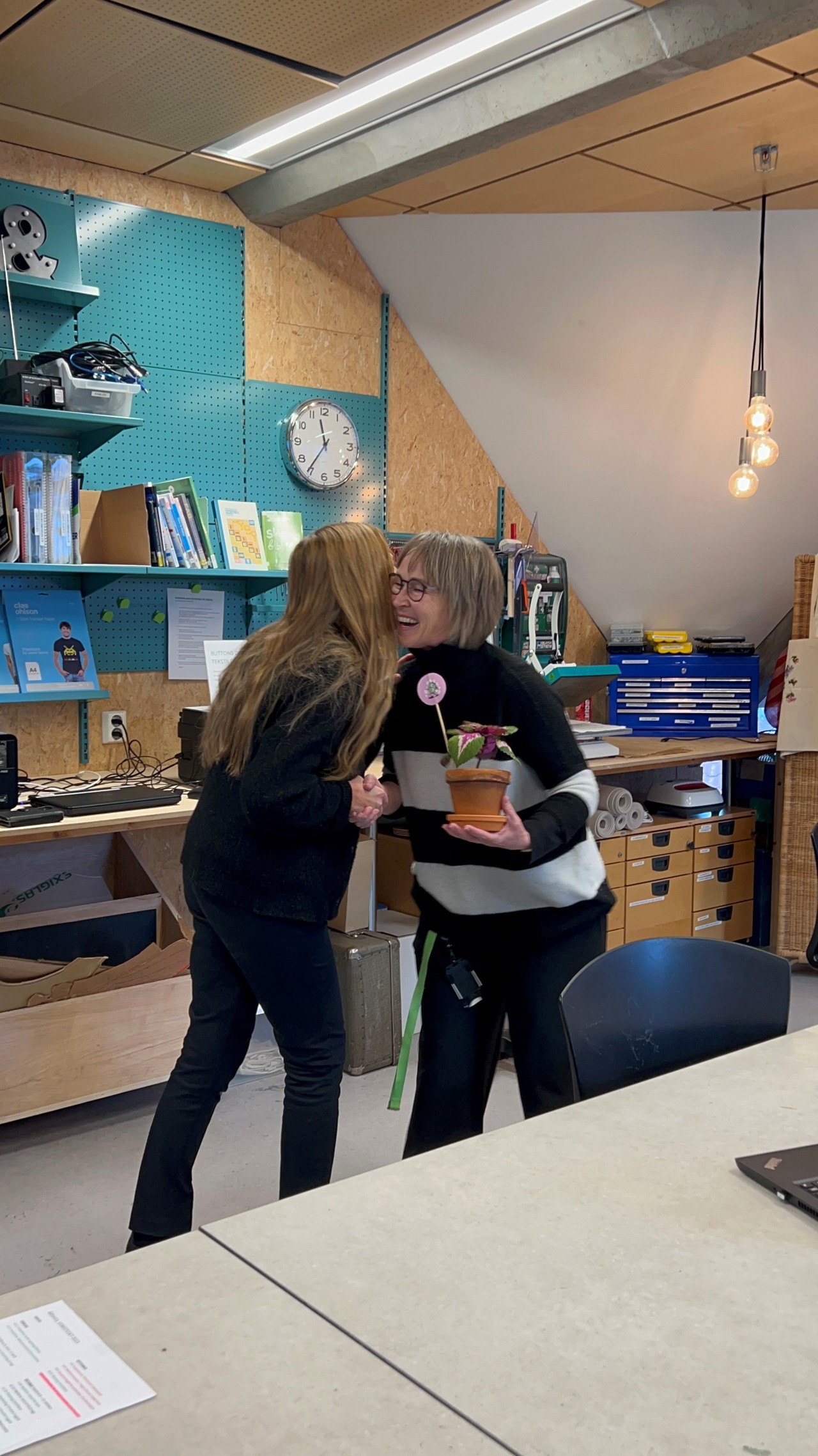 Sølvberget verkstedet får en klimablomst for sin innsats.