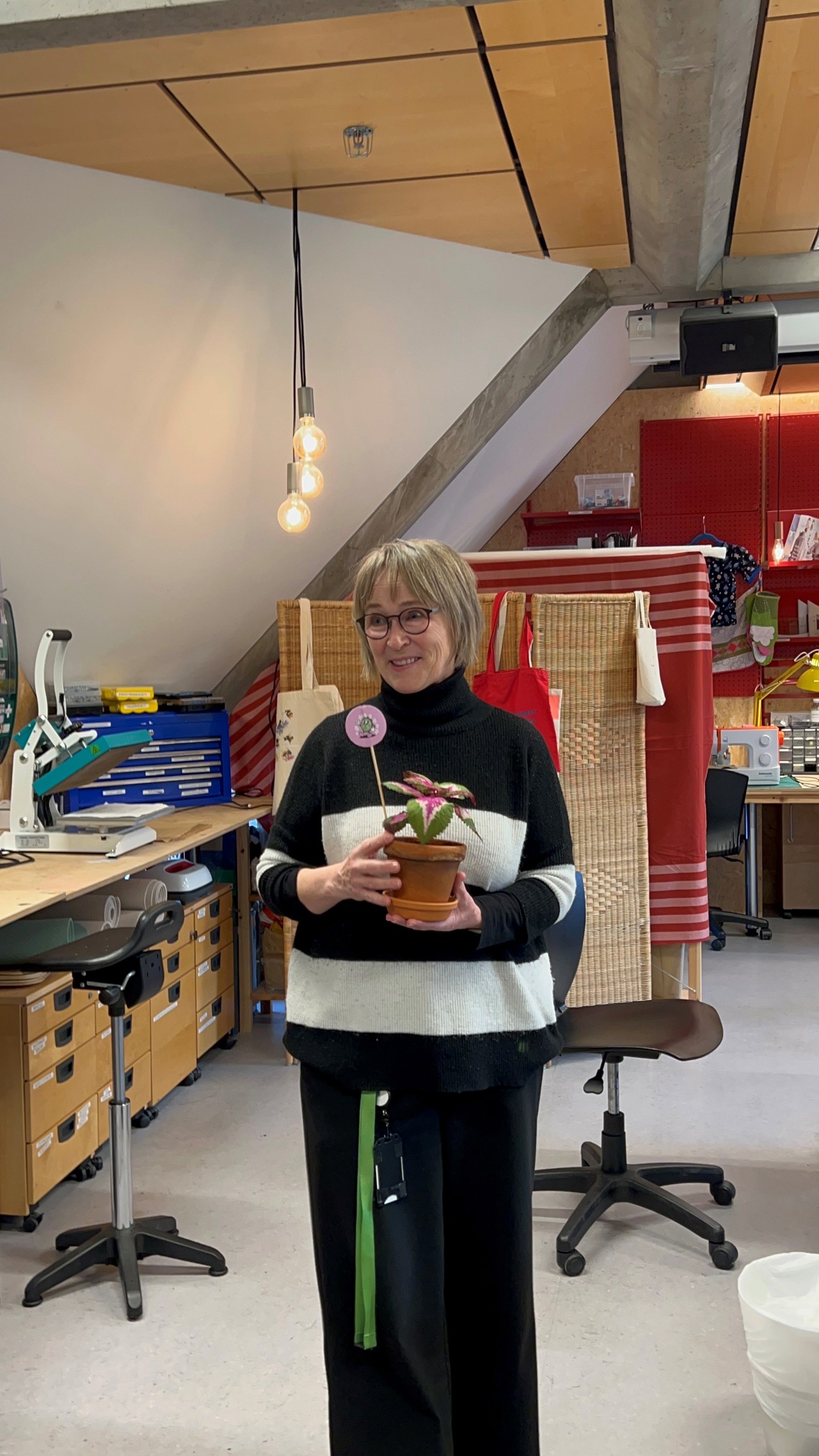 Anne Kristin fra Verkstedet på Sølvberget mottok en klimablomst for deres innsats til klimaet