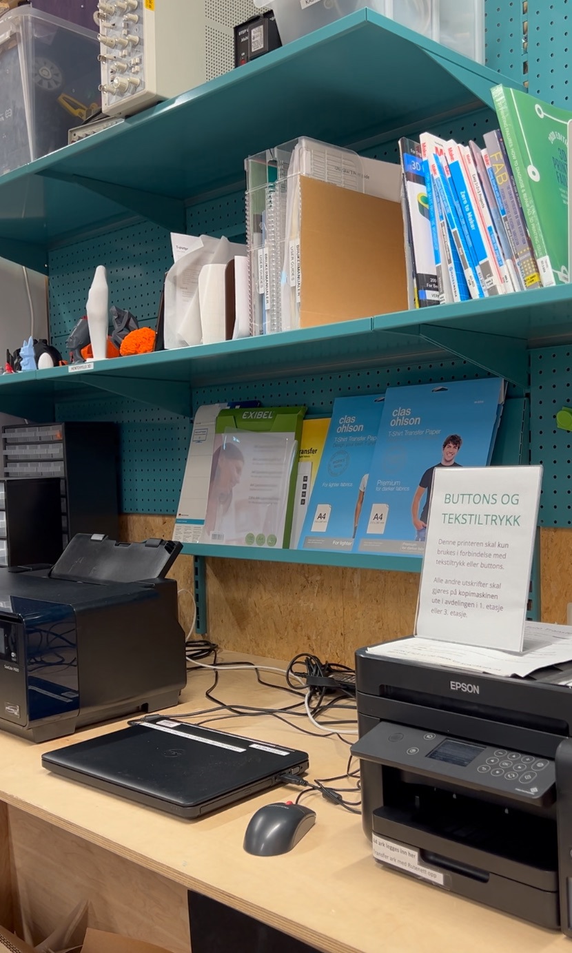 Buttons og laminattrykk og figurer fra 3D-printeren