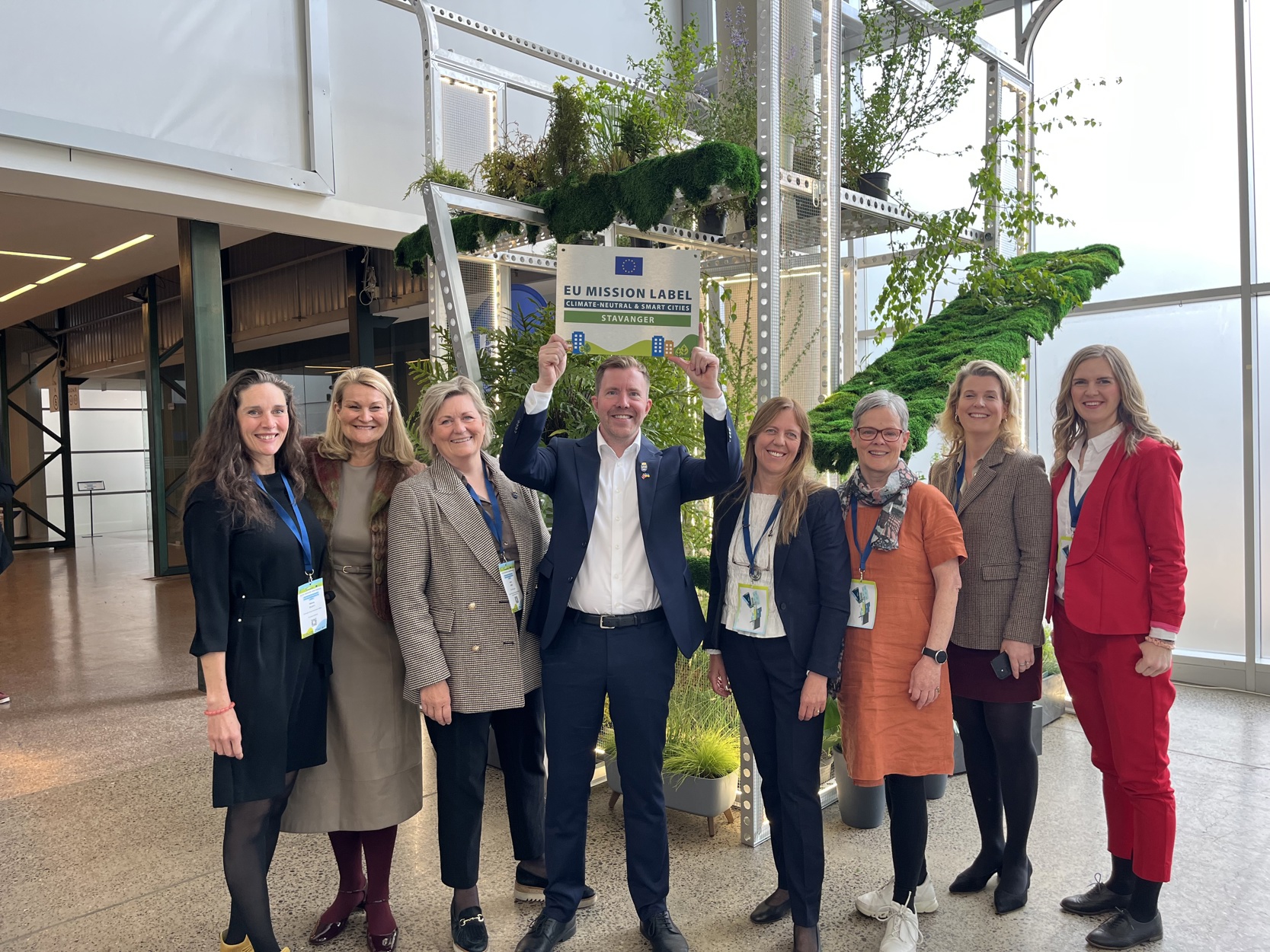 Delegasjon fra Stavanger som er tilstede i Vilnius i Litauen viser stolt fram Mission Label-merket.