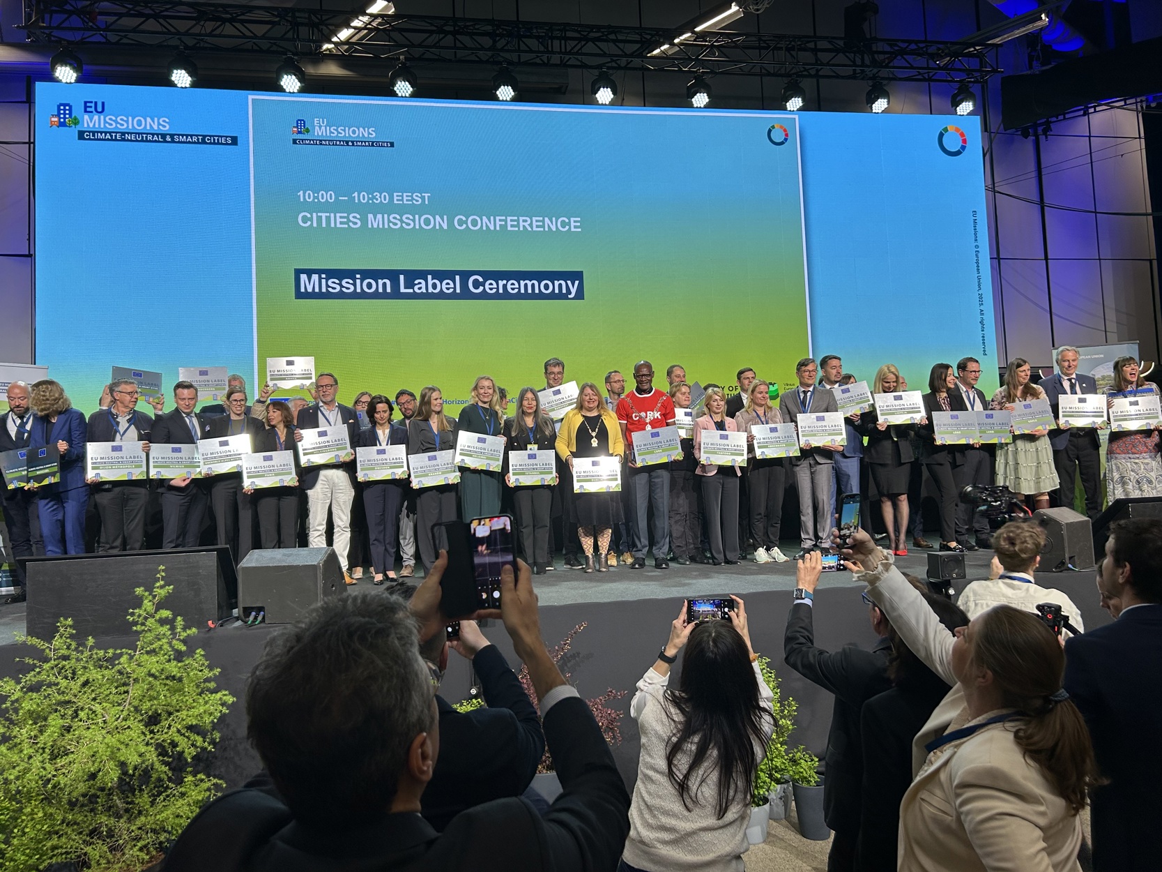 mennesker som står på en scene