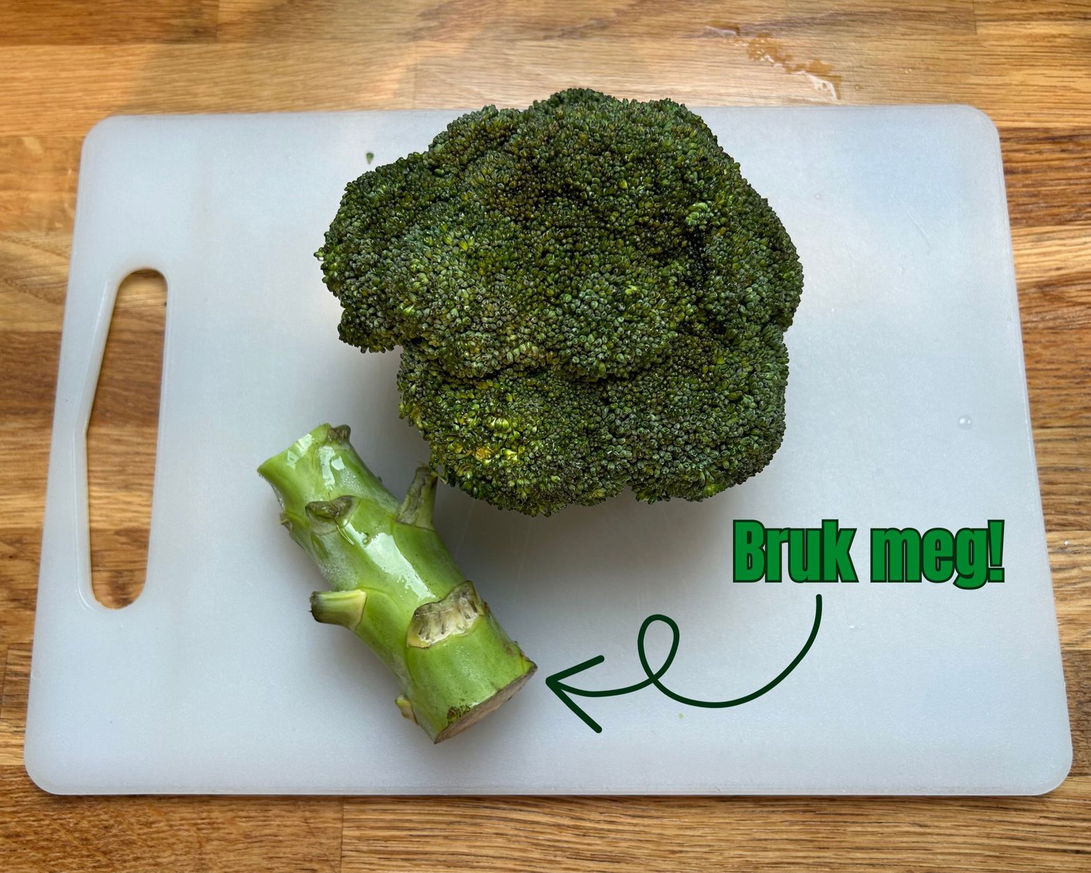 En brokkoli på et skjærebrett som viser at du også kan bruke brokkolistilken